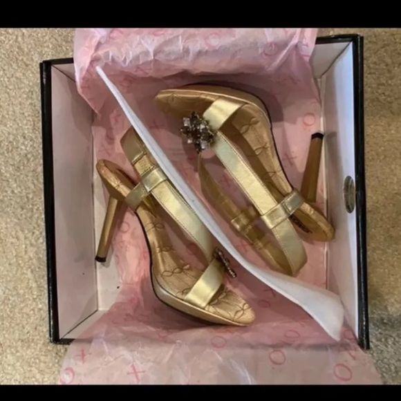 XOXO Gold Stilettos - Women’s Size 6 - Picture 3 of 6